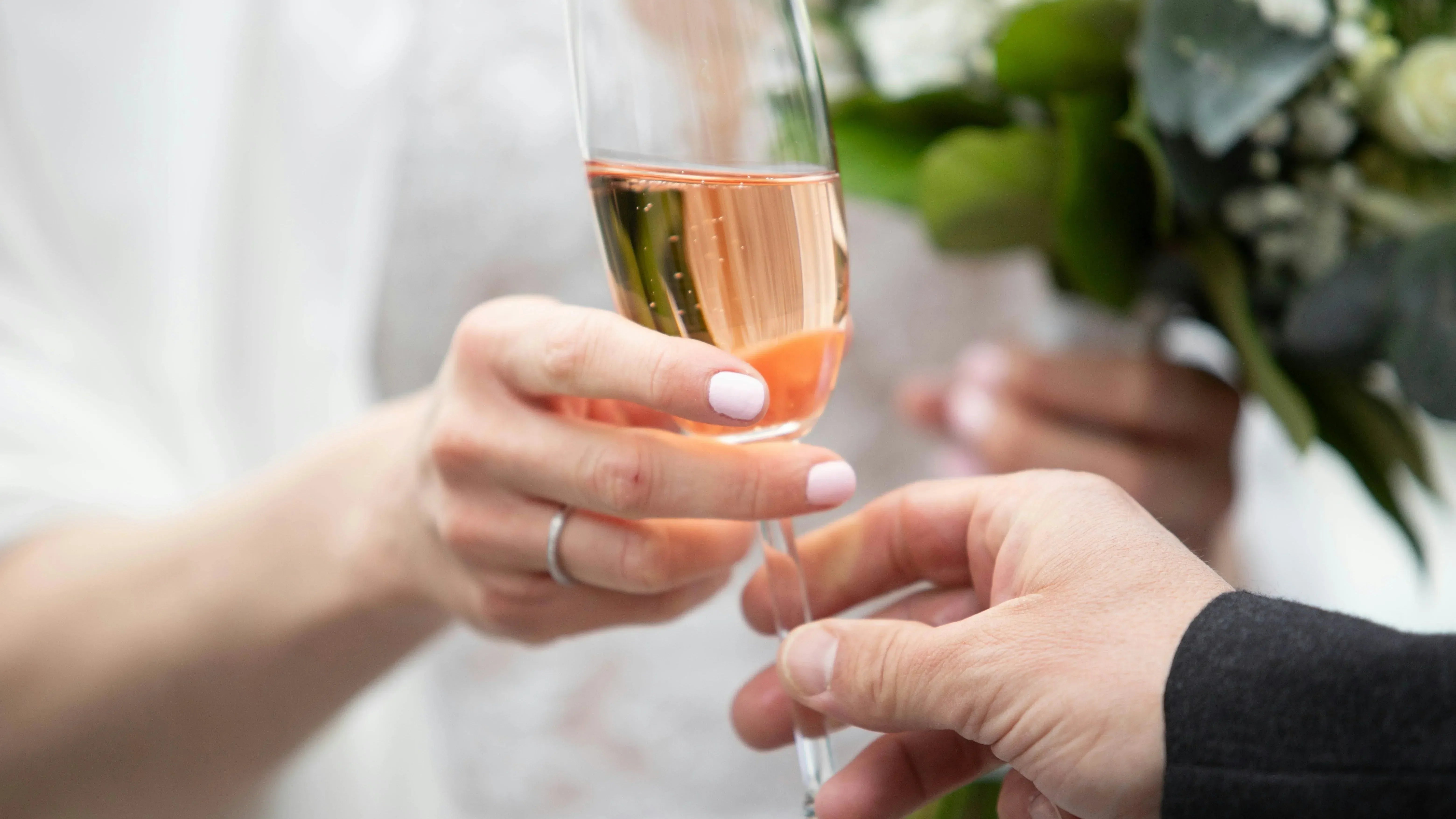 Quelle quantité de vin prévoir pour un mariage ? 🍷💍