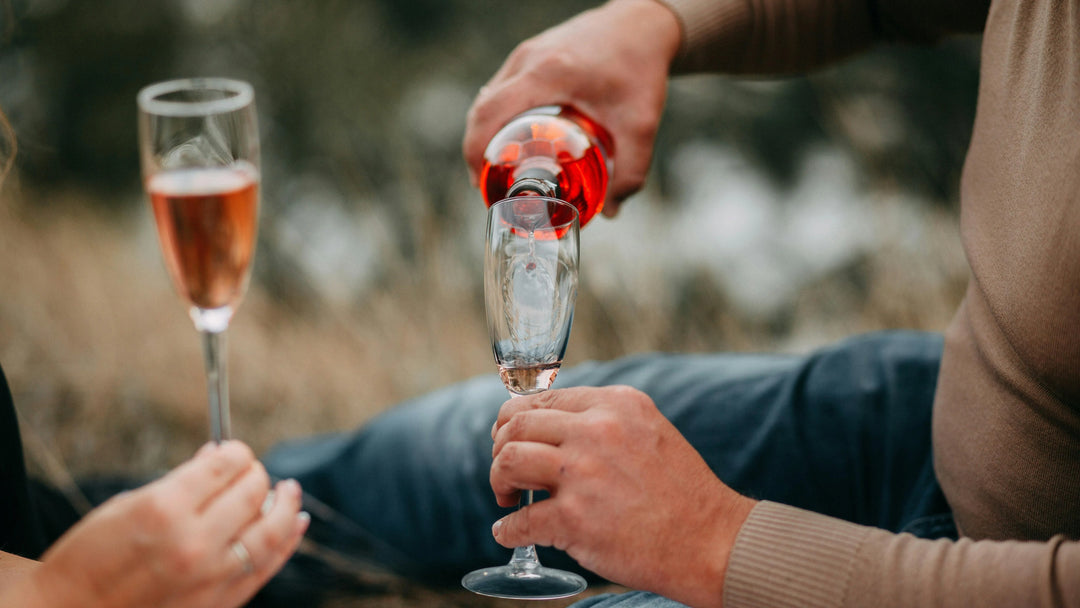 Le vin rouge pétillant : la surprise pop des amateurs de bulles