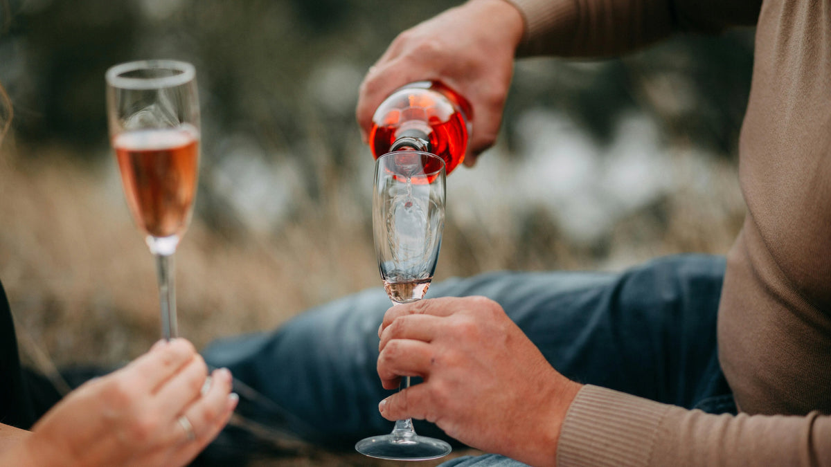 Le vin rouge pétillant : la surprise pop des amateurs de bulles