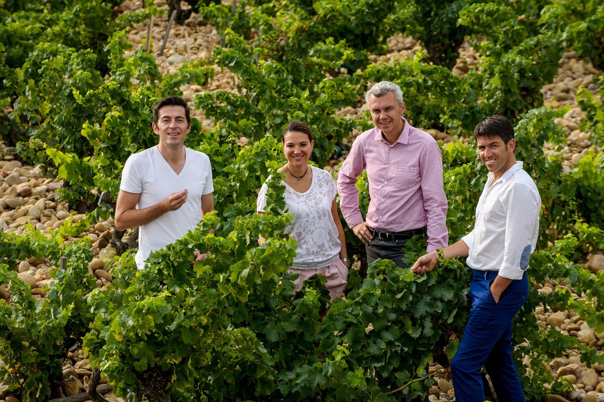 4 personnes dans un vignoble